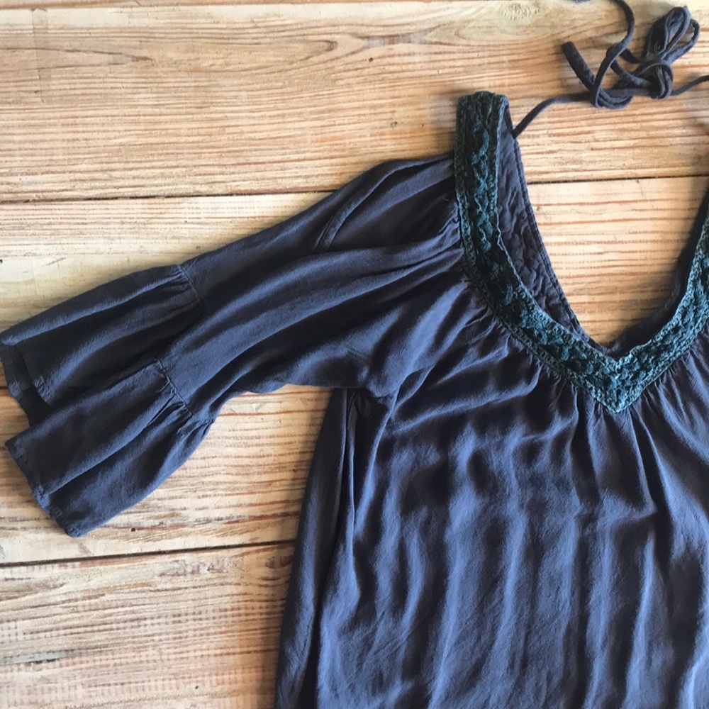 Blue shoulder-less top